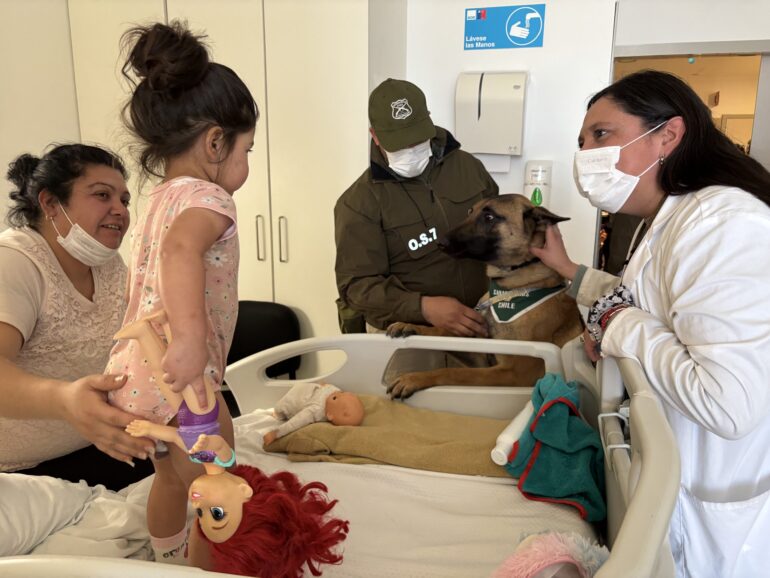 Hospital de Ovalle recibe visita de dupla canina del OS7 de Carabineros
