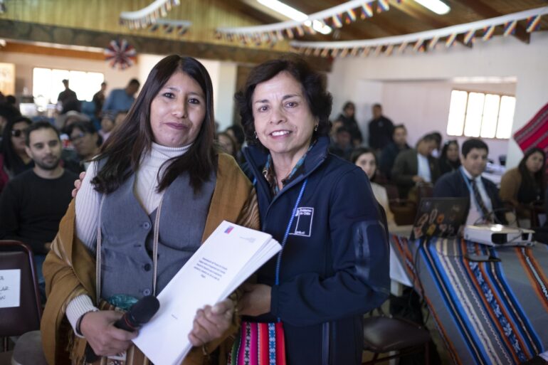 Ministra Williams junto a presidenta comunidad Cebollar Alcotán, Vanesa Bello Quispe.